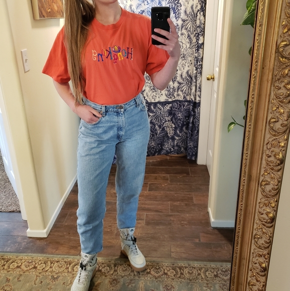 Vibrant Vintage Embroidered Hong Kong Shirt - Picture 3 of 11